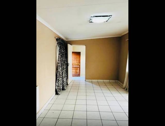 4 BEDROOM PROPERTY TO RENT IN LOMBARDY EAST